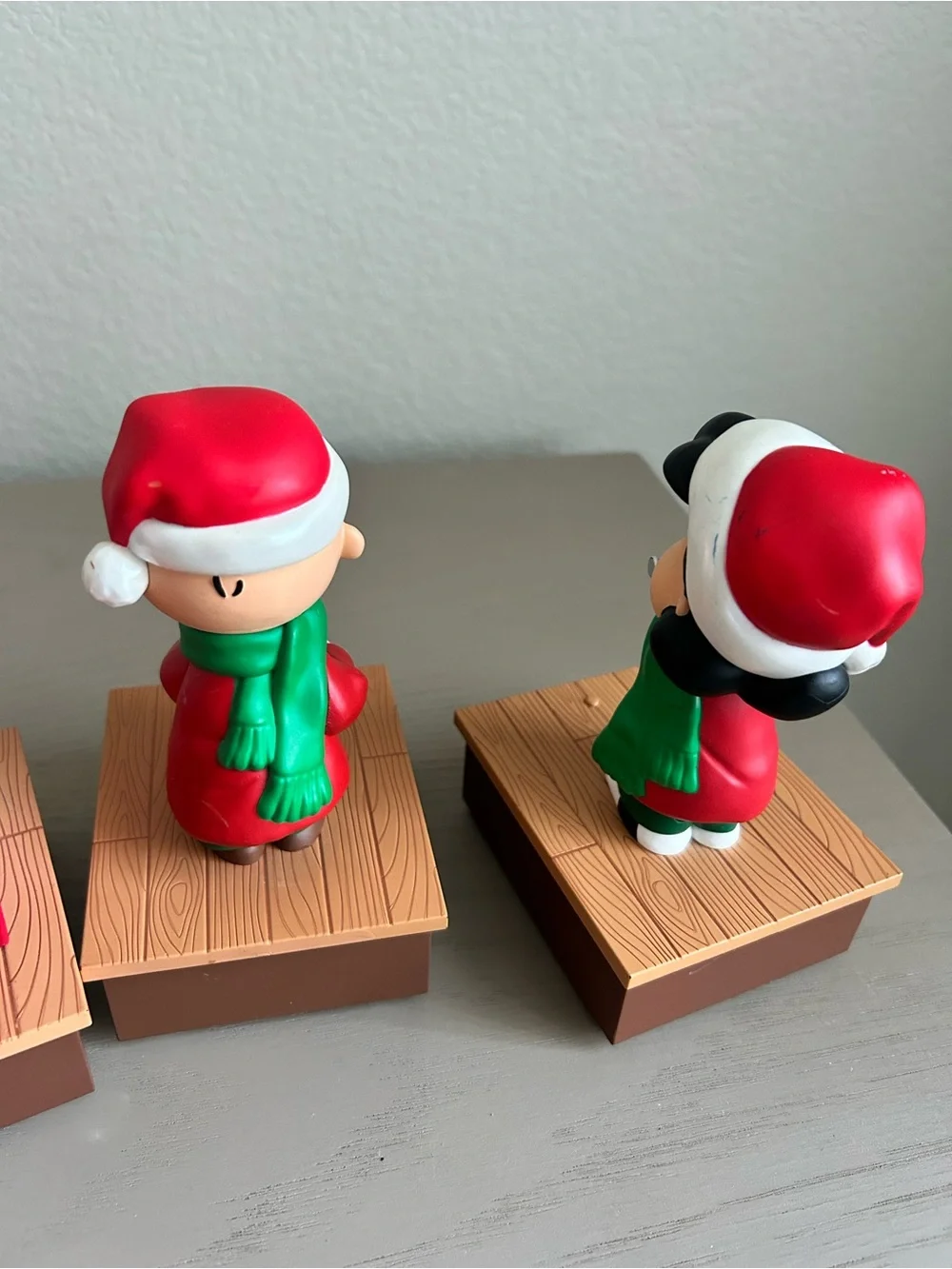 Hallmark Peanuts Christmas wireless Band Set Charlie Brown, Snoopy, Linus & Lucy